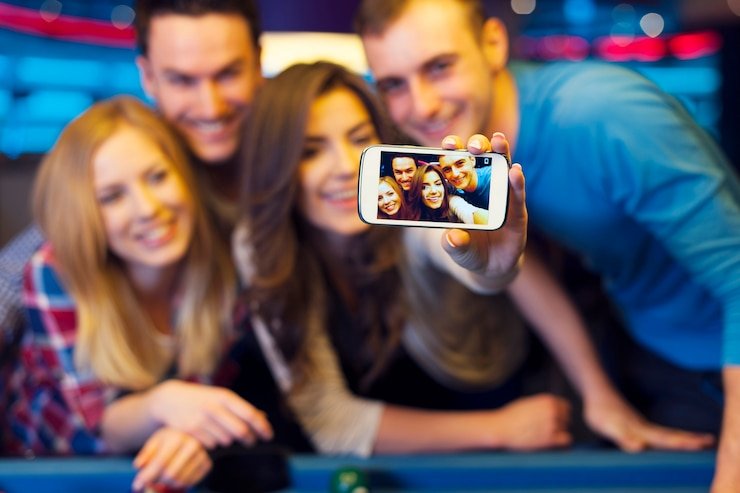 Meja baccarat dengan dealer dan layar statistik hasil permainan sebelumnya